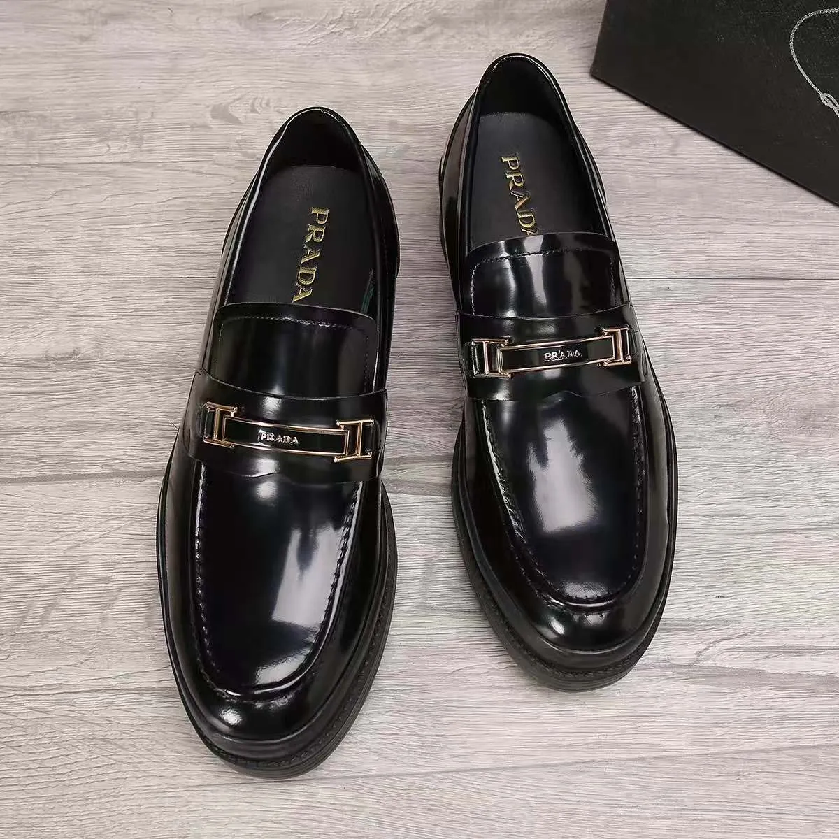 Men's shoes 💰540 💰💰🎩🎩【Prada】Counter 1:1⬆️original reproduction, absolute quality🆗Original outsole, high-quality imported rubber, wear-resistant and non-slip, never degummed, upper material: imported first-layer cowhide➕anti-slip foam outsole, official website material, lining material: water-dyed leather lining, 3 colors available! Code number 38-45